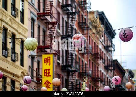 New York, Stati Uniti; 3 giugno 2023: Lanterne cinesi a Chinatown, un quartiere molto vivace e popolato, influenzato dalla cultura asiatica, dove si trova la città Foto Stock