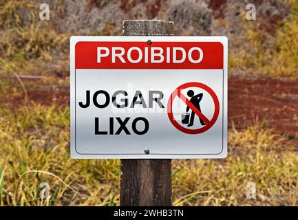 Cartello segnaletico in portoghese con indicazione "No Litter", Ribeirao Preto, San Paolo, Brasile Foto Stock