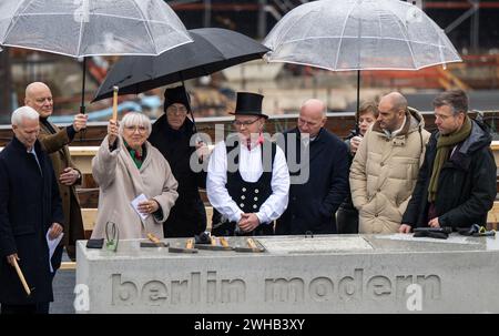 9 febbraio 2024, Berlino: Klaus Biesenbach (fronte, sinistra), Direttore della Neue Nationalgalerie, Claudia Roth (fronte, 3 da sinistra, Bündnis 90/Die Grünen), Ministro di Stato per la cultura e i media, Jacques Herzog (seconda fila, 4 da sinistra), architetto, Kai Wegner (6 da sinistra, CDU), Sindaco direttivo di Berlino, altri partecipanti al progetto si trovano presso il cantiere del museo durante una sessione fotografica per celebrare la posa della prima pietra per il nuovo Museum berlin Modern. La casa per l'arte del XX secolo è stata costruita al Kulturforum secondo i progetti degli architetti svizzeri Herzog & de M. Foto Stock