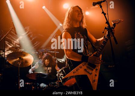 Copenaghen, Danimarca. 8 febbraio 2024. Il one-man metal americano Hellripper esegue un concerto dal vivo al Pumpehuset di Copenhagen. Qui il cantante e chitarrista James McBain viene visto dal vivo sul palco. (Photo Credit: Gonzales Photo/Alamy Live News Foto Stock