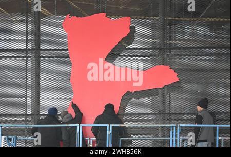 Berlino, Germania. 9 febbraio 2024. L'Orso Berlinale sarà montato sulla facciata del Palastn Berlinale. La Berlinale si svolge dal 15 al 25 febbraio. Crediti: Britta Pedersen/dpa/Alamy Live News Foto Stock