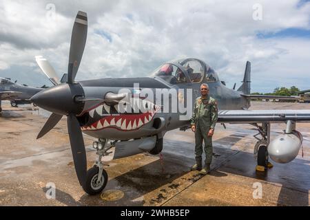 Pilota dell'aeronautica Dominicana di un aereo da caccia Super Tucano presso la base aerea di San Isidro nella Repubblica Dominicana. Foto Stock