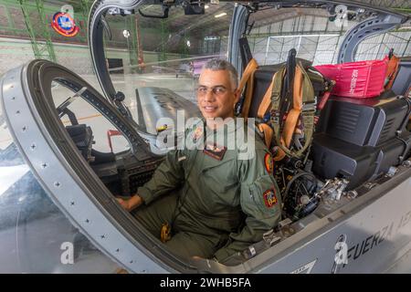 Pilota dell'aeronautica Dominicana nella cabina di pilotaggio di un aereo da caccia Super Tucano presso la base aerea di San Isidro nella Repubblica Dominicana. Foto Stock