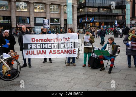 La gente manifesta per la libertà di Julian Assange nella piazza della stazione, Colonia, Germania, 2 febbraio 2024. Menschen demonstrieren AM 2. Febbraio 2 Foto Stock