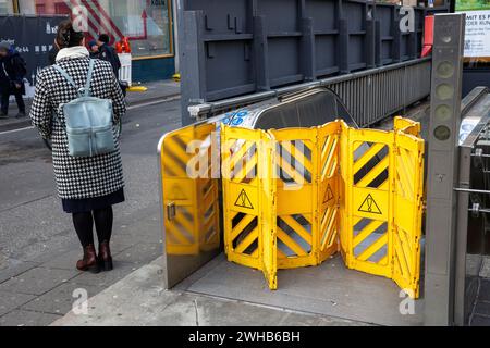 Scala mobile bloccata per la metropolitana della cattedrale, donna con cappotto a quadri e zaino, Colonia, Germania. Gesperrte Rolltreppe zur U-Bahn am Dom, Frau m Foto Stock