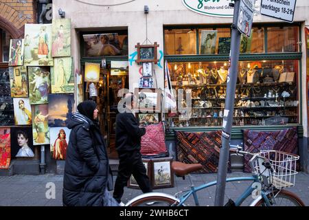 Scopri la vetrina di un negozio di articoli da regalo in via Weidengasse, nel quartiere Eigelstein, Colonia, Germania. Schaufenster eines Geschaefts fue Foto Stock