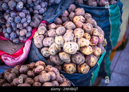 Sacchi di patate al mercato centrale di Cuzco cesto di patate biologiche nella città di Cuzco Inca in Perù Foto Stock