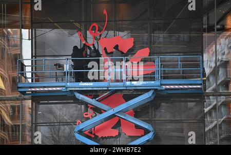 Berlino, Germania. 9 febbraio 2024. L'Orso Berlinale sarà montato sulla facciata del Palastn Berlinale. La Berlinale si svolge dal 15 al 25 febbraio. Crediti: Britta Pedersen/dpa/Alamy Live News Foto Stock