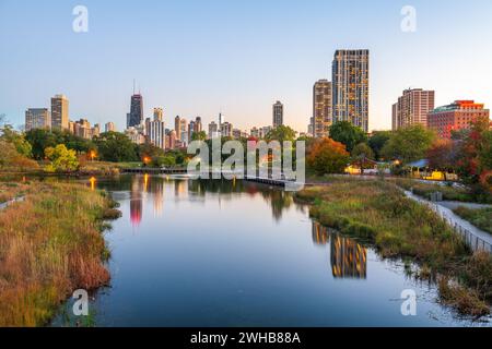 Chicago, Illinois, Stati Uniti d'America skyline del centro di Lincoln Park al crepuscolo. Foto Stock