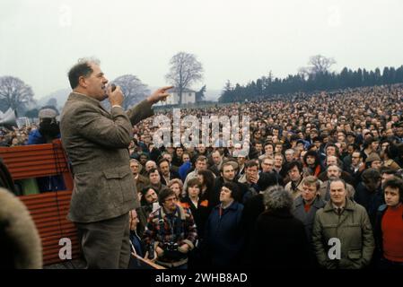 Derek "Red Robbo" Robinson, un attivista leader sindacale presso la British Leyland, stabilimento automobilistico di Longbridge tiene un incontro aperto a Crofton Park, di fronte alla fabbrica in cui Robinson era stato licenziato. Gli elettori dei lavoratori della fabbrica britannica Leyland alla fine votarono contro uno sciopero per sostenerlo. Anni '1980 Regno Unito. Longbridge, Birmingham, Inghilterra 20 febbraio 1980. HOMER SYKES Foto Stock