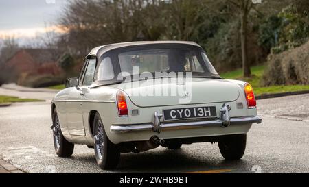 Milton Keynes, UK-4 febbraio 2024: 1969 MGB di colore bianco che guida su una strada inglese. Foto Stock