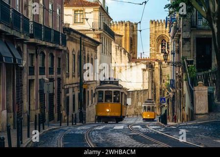 itinerario classico e turistico, tram numero 28 di lisbona in portogallo Foto Stock