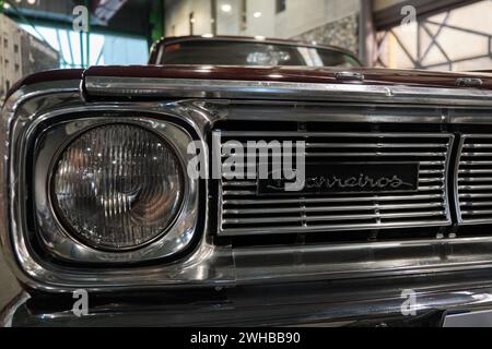 Dettaglio di una Dodge Dart Barreiros spagnola al salone d'auto retro Málaga. Foto Stock