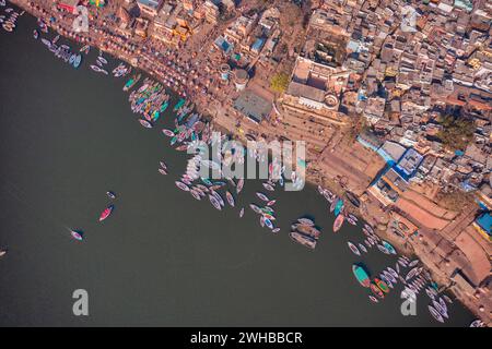 Veduta aerea di Varanasi, la capitale spirituale dell'India e Ghati a Varanasi sul fiume Gange a Varanasi, Uttar Pradesh, India. Foto Stock