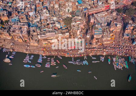 Veduta aerea di Varanasi, la capitale spirituale dell'India e Ghati a Varanasi sul fiume Gange a Varanasi, Uttar Pradesh, India. Foto Stock