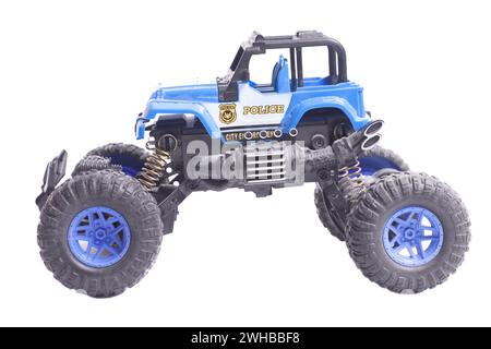 auto giocattolo della polizia fuoristrada 4x4 radiocomandata isolata su sfondo bianco Foto Stock