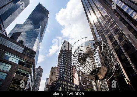 New York City: Globe Sculpture al Columbus Circle, a Manhattan Foto Stock