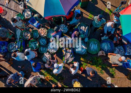 Vista aerea di persone che lavorano e commerciano al mercato del pesce lungo il fiume Karnaphuli, Chittagong, Bangladesh. Foto Stock
