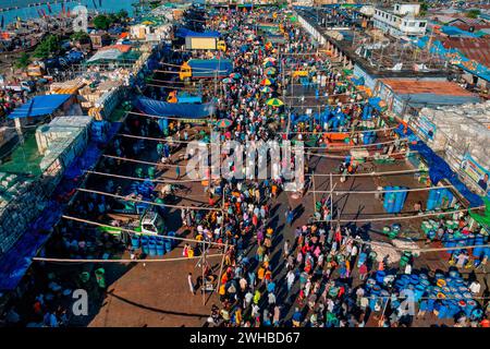 Vista aerea di persone che lavorano e commerciano al mercato del pesce lungo il fiume Karnaphuli, Chittagong, Bangladesh. Foto Stock