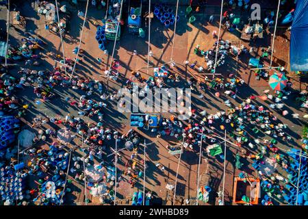 Vista aerea di persone che lavorano e commerciano al mercato del pesce lungo il fiume Karnaphuli, Chittagong, Bangladesh. Foto Stock