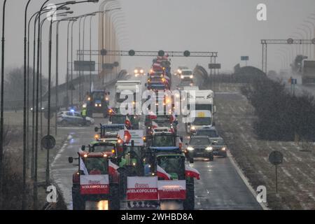 Poznan, Polonia, 9 febbraio 2024. Gli agricoltori della regione della grande Polonia entrano a Poznań, la capitale della regione nella Polonia occidentale durante lo sciopero degli agricoltori a livello nazionale. La protesta in Polonia fa parte della protesta degli agricoltori europei contro i regolamenti del Green Deal dell'UE. Gli agricoltori polacchi chiedono inoltre una modifica dell'accordo UE con l'Ucraina in merito all'importazione di prodotti agricoli nell'UE. La protesta a Poznań fu organizzata da Rola Wielkopolska e raccolse oltre un migliaio di trattori che bloccarono le strade della città. Crediti: Dominika Zarzycka/Alamy Live News Foto Stock