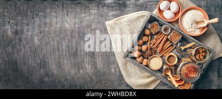 L'amore al forno. Informazioni sui prodotti da forno. Ingredienti da forno e utensili da cucina su sfondo nero. Farina, noci di mandorla, uova. Vista dall'alto. Cucina moderna Foto Stock