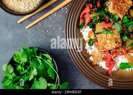 Disposizione piatta di Tofu Stir Fry. Ricetta vegana. Cucina asiatica. Foto Stock