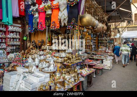 Negozio egiziano nel grande bazar Khan el-Khalili nella città vecchia del Cairo, Egitto Foto Stock