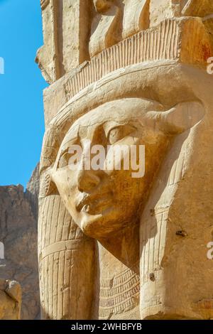 Statua della regina Hatshepsut nel tempio di Hatshepsut vicino a Luxor, in Egitto Foto Stock