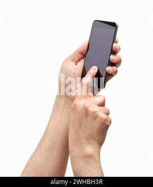 Foto ritagliata di un uomo irriconoscibile che scrive con le mani su un telefono cellulare isolato su uno sfondo bianco Foto Stock