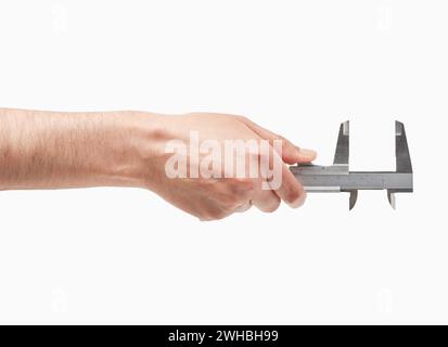 Mano di un uomo che misura con un calibro isolato su uno sfondo bianco Foto Stock