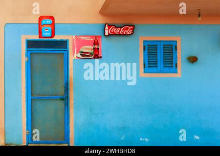 Vivaci fasci di Boa Vista: Parete blu con porta verde al bar locale. Foto di alta qualità Foto Stock