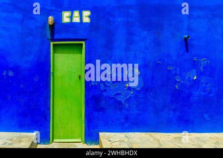 Vivace fasata di Boa Vista: Porta verde e parete blu - un contrasto di colore coloniale. Foto di alta qualità Foto Stock