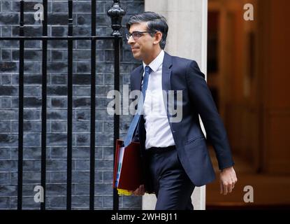Il primo ministro britannico, Rishi Sunak, lascia il numero 10 per andare in Parlamento per le domande dei primi ministri. Affronterà Sir Keir Starmer per i PMQ. Foto Stock