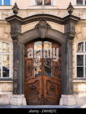 Bellissimo cancello del vecchio edificio di Praga Foto Stock