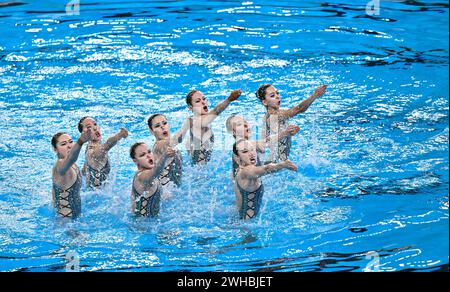 Doha, Qatar. 9 febbraio 2024. Il Team China si esibisce durante la finale di squadra libera dal nuoto artistico ai Campionati mondiali di nuoto a Doha, Qatar, 9 febbraio 2024. Crediti: Xia Yifang/Xinhua/Alamy Live News Foto Stock