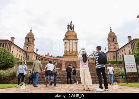 Pretoria. 9 febbraio 2024. I turisti cinesi visitano gli Union Buildings di Pretoria, Sudafrica, 9 febbraio 2024. I turisti provenienti dalla Cina sono arrivati in Sud Africa durante il Capodanno lunare cinese e hanno iniziato la loro vacanza al Festival di primavera. Crediti: Zhang Yudong/Xinhua/Alamy Live News Foto Stock