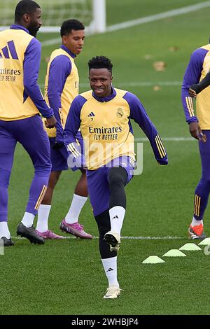 Madrid, Spagna. 9 febbraio 2024. Vinicius Junior del Real Madrid si scalda durante l'ultima sessione di allenamento del Real Madrid CF prima della partita di calcio LaLiga EA Sports della settimana 24 contro il Girona FC al Ciudad Deportiva Real Madrid. Credito: SOPA Images Limited/Alamy Live News Foto Stock