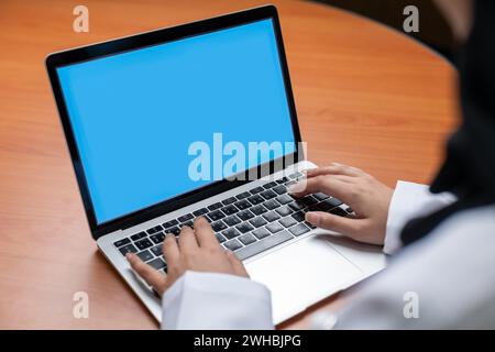 Mani digitando su un computer portatile Foto Stock