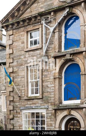 Manufatto storico, una gru, su un piano superiore a Castleberg Outdoors, Cheapside, Settle, North Yorkshire Foto Stock