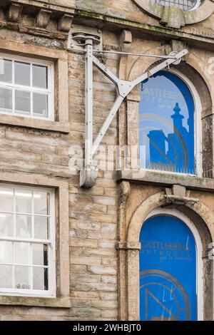 Manufatto storico, una gru, su un piano superiore a Castleberg Outdoors, Cheapside, Settle, North Yorkshire Foto Stock