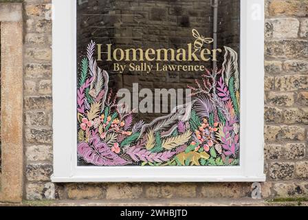 La finestra decorativa di "Homemaker" a &, High St, Settle, North Yorkshire. Foto Stock