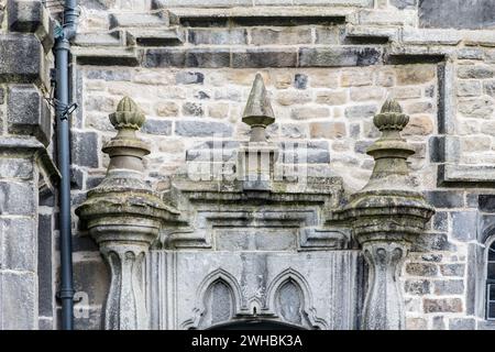 Interessante porta d'ingresso all'edificio classificato di primo livello chiamato "The Folly" in Victoria St, Settle, North Yorkshire. Foto Stock