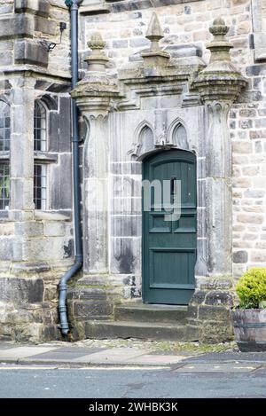 Interessante porta d'ingresso all'edificio classificato di primo livello chiamato "The Folly" in Victoria St, Settle, North Yorkshire. Foto Stock