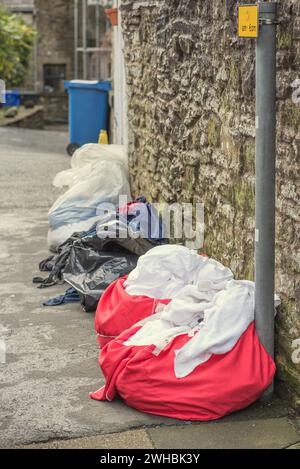 Lavanderia in attesa di trattamenti all'esterno nella lavanderia di Settle, North Yorkshire Foto Stock