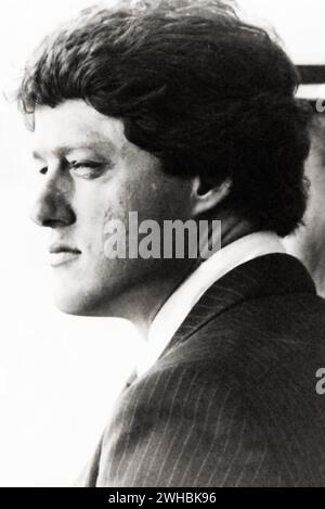 Il governatore dell'Arkansas Bill Clinton aspetta di parlare durante le cerimonie di Commissioning a Norfolk, Virginia. Clinton fu il 42° presidente degli Stati Uniti d'America dal 1993 al 2001. Fotografata da Bradley Miller. Fotografia ufficiale della Marina degli Stati Uniti 1980. Foto Stock