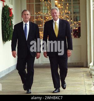 Il presidente Bill Clinton e il presidente eletto George W. Bush camminano lungo il colonnato della Casa Bianca fino all'Ufficio ovale Foto Stock