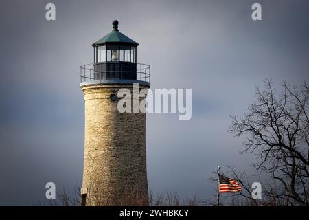 Il sole del pomeriggio splende sul faro di Southport, costruito nel 1866, a Kenosha, Wisconsin. Foto Stock