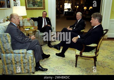 Tre ex presidenti si uniscono al presidente Bill Clinton alla Casa Bianca per un incontro di colazione NAFTA, 14 settembre 1993 - Gerald R. Ford, George H.W. Bush e Jimmy Carter Foto Stock