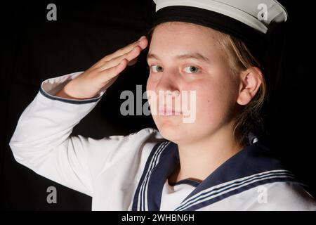 Giovane marinaio che saluta lo sfondo bianco isolato Foto Stock